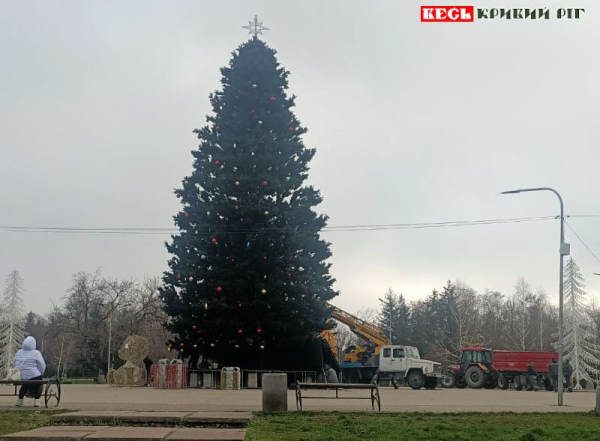 Завершується прикрашання головної ялинки Кривого Рогу в парку Героїв