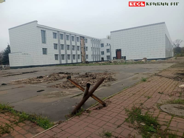 Підбиту російську техніку вивезено з території школи №4 в Кривому Розі