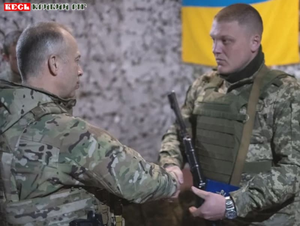 Криворіжець Ігор Царенко отримує Срібний Хрест від Сирського