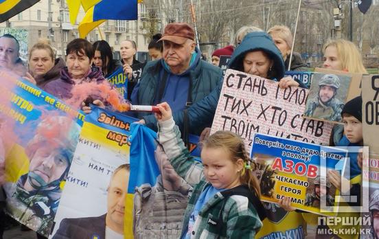 «Я теж хочу тримати коханого за руку…»: криворіжці організували пішу ходу в підтримку військовополонених