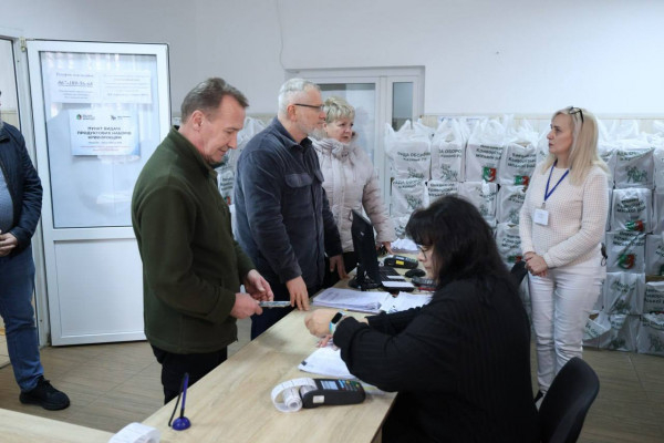 Кривий Ріг піклується та допомагає жителям за багатьма напрямами – у тому числі продуктовими наборами криворізьким родинам, які найбільше потребують підтримки4