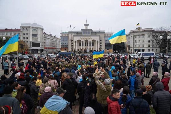 На головній площі херсонці святкували звільнення міста від російських окупантів