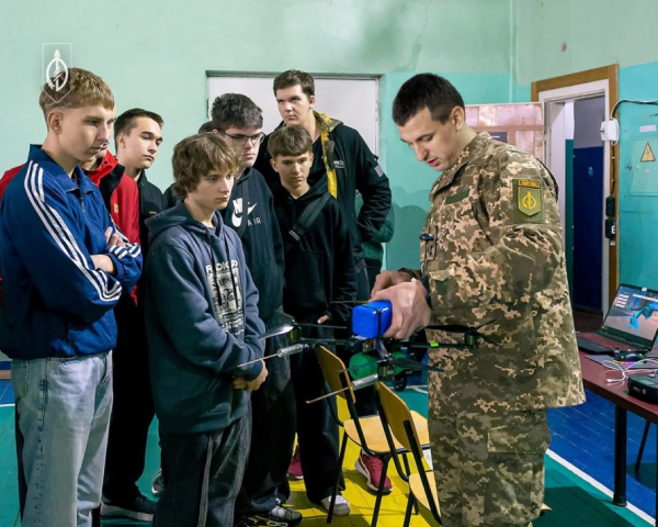  Молодь Кривого Рогу вчиться працювати з дронами: військові 129 ОВМБр провели тренінг  для студентів6