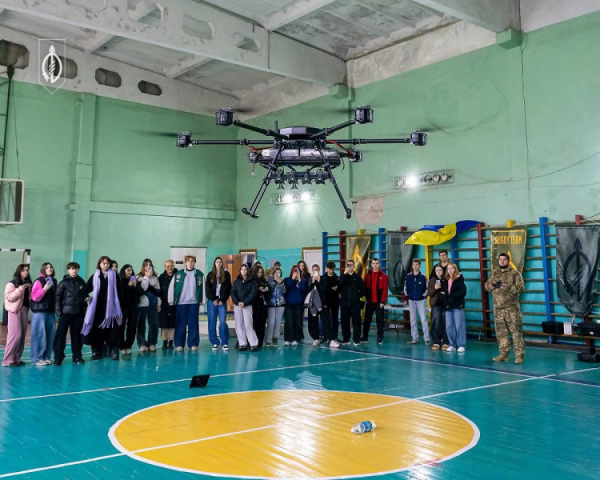  Молодь Кривого Рогу вчиться працювати з дронами: військові 129 ОВМБр провели тренінг  для студентів