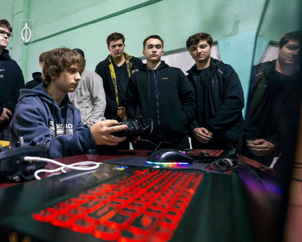  Молодь Кривого Рогу вчиться працювати з дронами: військові 129 ОВМБр провели тренінг  для студентів4