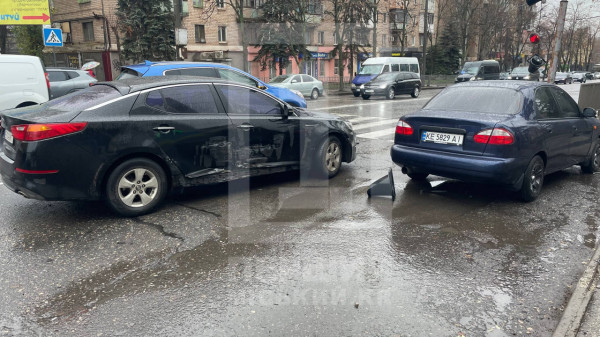 На Центральному проспекті Daewoo врізався у світлофорний стовп: рух тролейбусів заблокований0