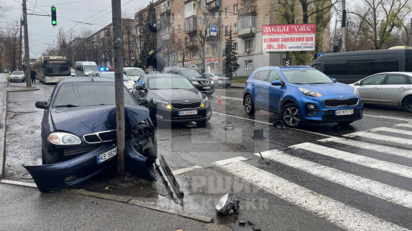 На Центральному проспекті Daewoo врізався у світлофорний стовп: рух тролейбусів заблокований1