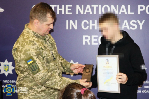 На Дніпропетровщині нагородили підлітків, які зруйнували плани російської розвідки1
