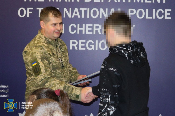 На Дніпропетровщині нагородили підлітків, які зруйнували плани російської розвідки2