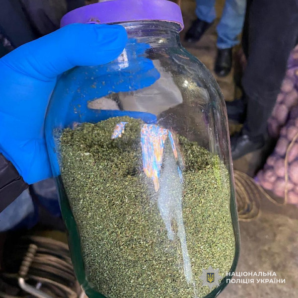 На Дніпропетровщині правоохоронці викрили місцевого жителя на незаконному зберіганні наркотиків2