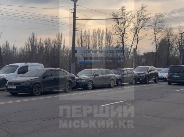 На Дніпровському шосе сталося масове зіткнення автомобілів0