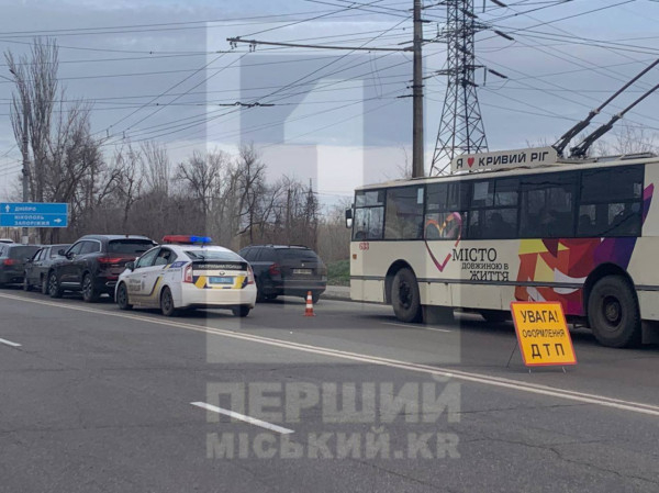 На Дніпровському шосе сталося масове зіткнення автомобілів1