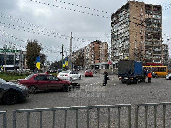 На кільці 95-го кварталу легковик зіткнувся із вантажівкою0