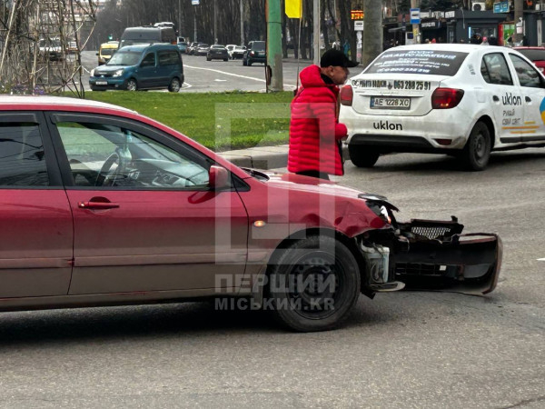На кільці 95-го кварталу легковик зіткнувся із вантажівкою1