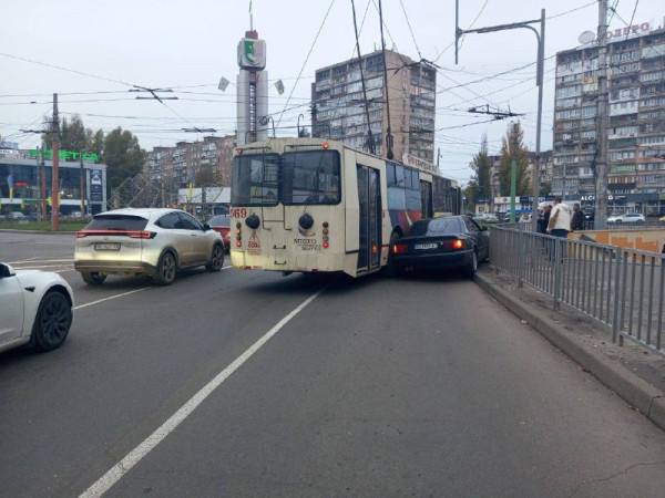 На кільці 95-го кварталу сталася ДТП за участі тролейбуса та легковика1
