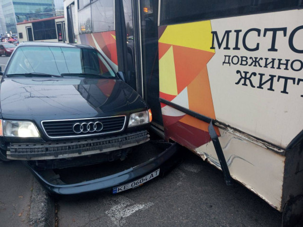 На кільці 95-го кварталу сталася ДТП за участі тролейбуса та легковика0