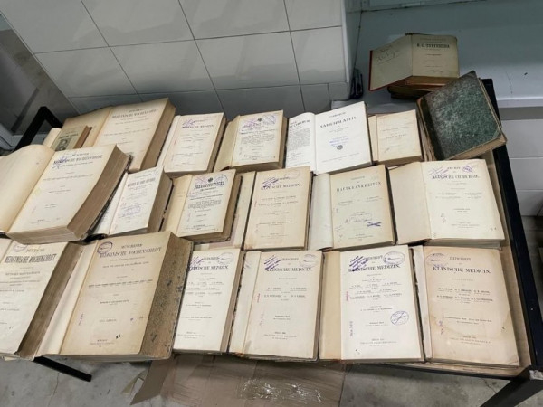 На кордоні України з Румунією затримали старовинні книги, які намагалися вивезти незаконно5