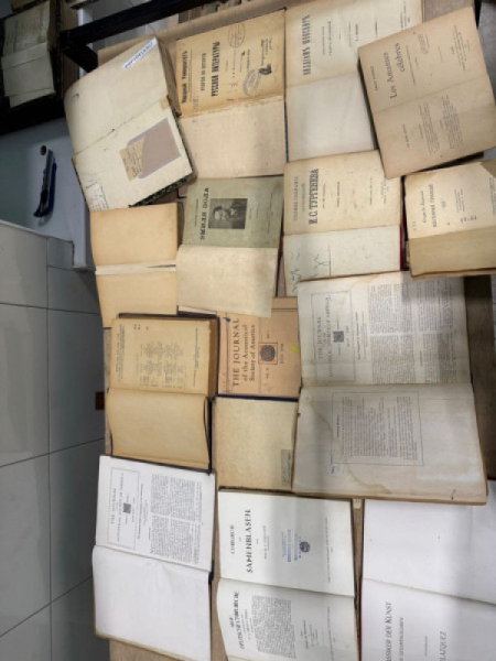 На кордоні України з Румунією затримали старовинні книги, які намагалися вивезти незаконно2