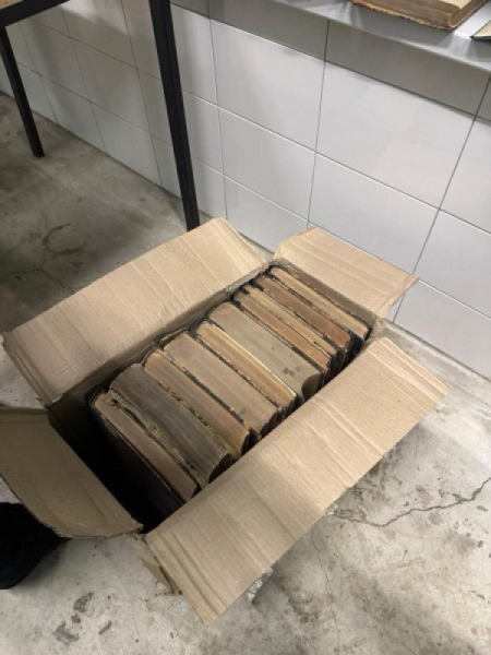 На кордоні України з Румунією затримали старовинні книги, які намагалися вивезти незаконно3