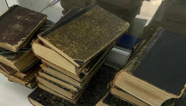 На кордоні України з Румунією затримали старовинні книги, які намагалися вивезти незаконно0