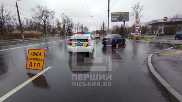 На проспекті Металургів легковик підрізав тролейбус0
