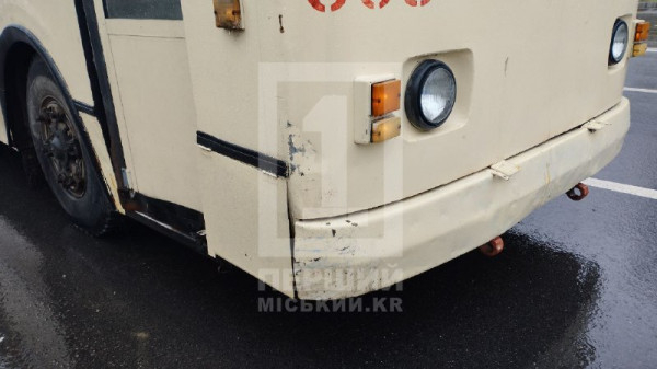 На проспекті Металургів легковик підрізав тролейбус2