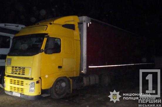 Нажився всім, що бачив: у Кривому Розі чоловік обчистив фуру на парковці2