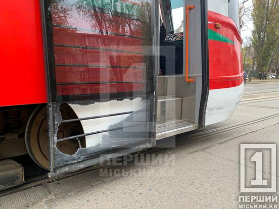 Небезпечна втрата концентрації: на Соборності Renault протаранив трамвай1