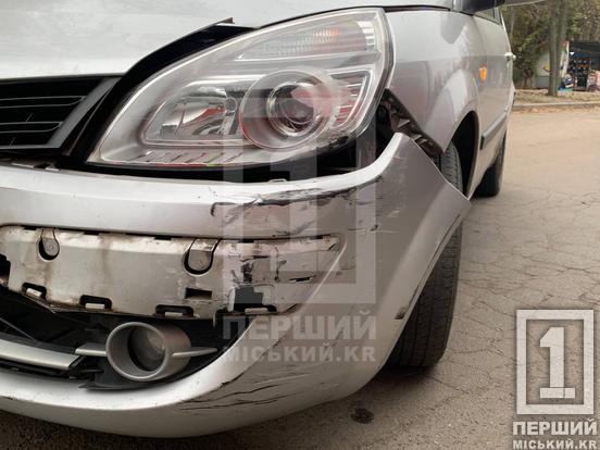 Небезпечна втрата концентрації: на Соборності Renault протаранив трамвай6