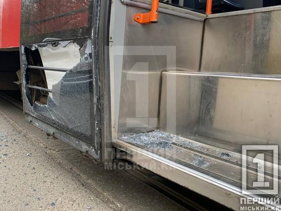 Небезпечна втрата концентрації: на Соборності Renault протаранив трамвай3