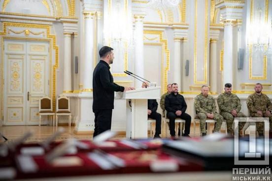 Під двома вишнями на «Азовсталі»: родина криворіжця, підполковника Сергія Кандиби отримала нагороду від Президента України2