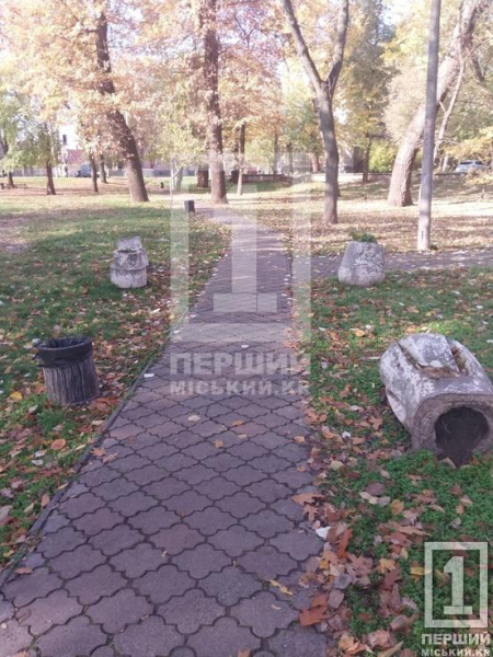 Потрібна негайна реакція поліції: у сквері на Петра Калнишевського молодь регулярно трощить встановлені лави2