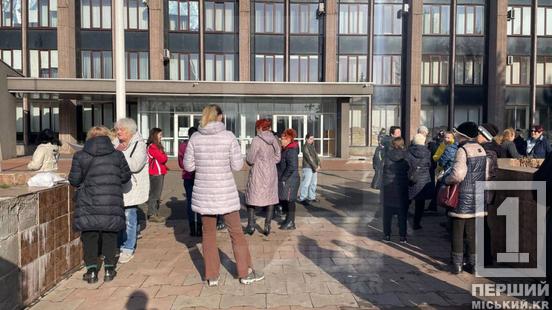 Рубильника безпосередньо у Кривому Розі немає: містяни зібралися через відключення світла під міськвиконкомом1