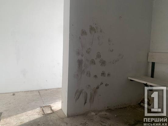 Спалені двері та сліди від взуття на стінах: на Довгинцево невідомі сплюндрували модульне укриття2