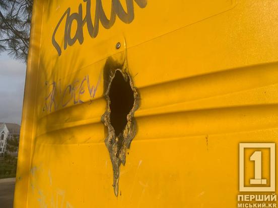 Спалені двері та сліди від взуття на стінах: на Довгинцево невідомі сплюндрували модульне укриття3