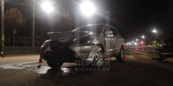 У Кривому Розі на 173 кварталі авто влетіло у відбійник2