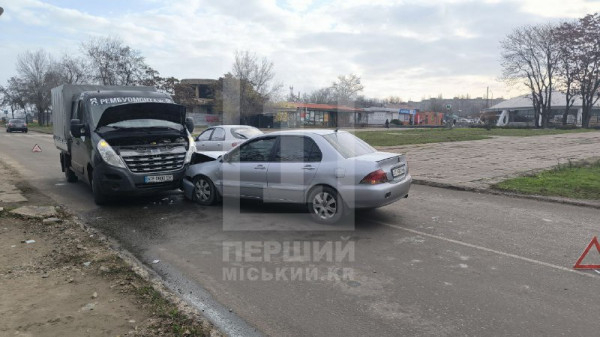 У Кривому Розі на Вечірньому бульварі не розминулися легковик та вантажівка0