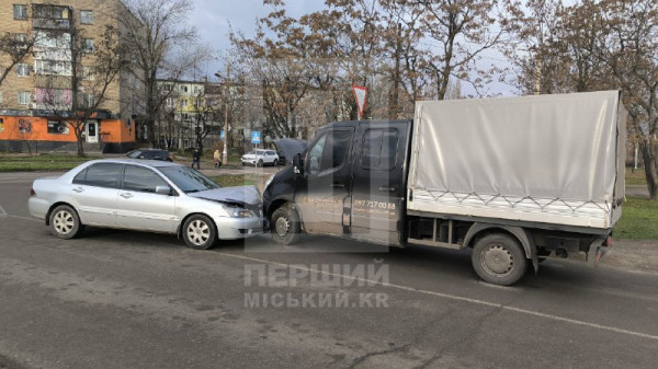 У Кривому Розі на Вечірньому бульварі не розминулися легковик та вантажівка1