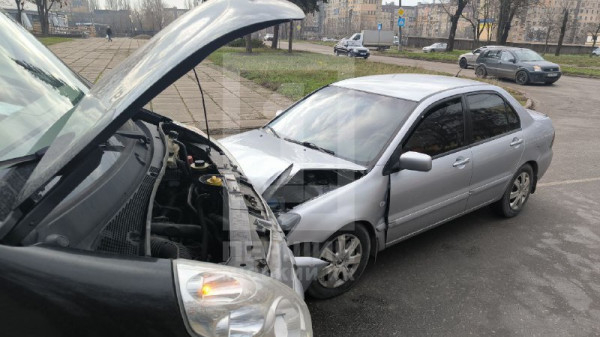 У Кривому Розі на Вечірньому бульварі не розминулися легковик та вантажівка2