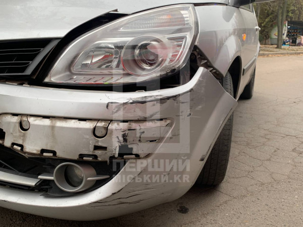 У Кривому Розі на вулиці Собороності автомобіль врізався в трамвай1