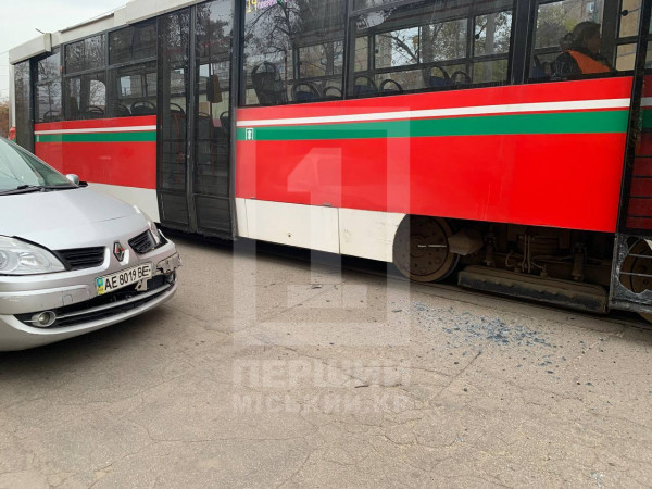 У Кривому Розі на вулиці Собороності автомобіль врізався в трамвай3