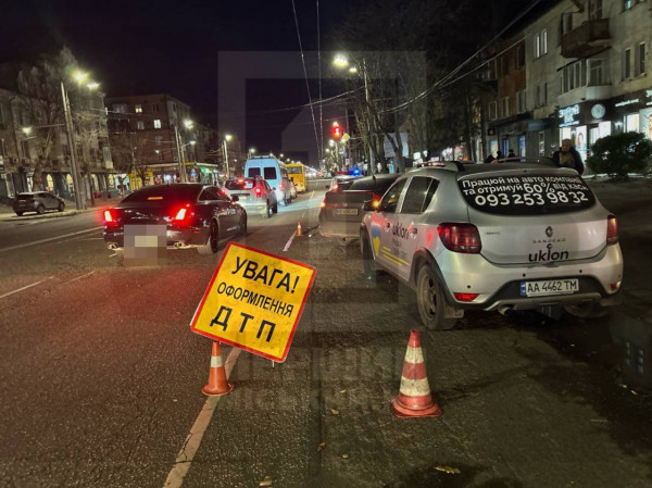 У Кривому Розі в районі 96-го кварталу дорогу не поділили два легковики1