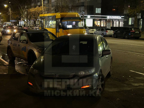 У Кривому Розі в районі 96-го кварталу дорогу не поділили два легковики0