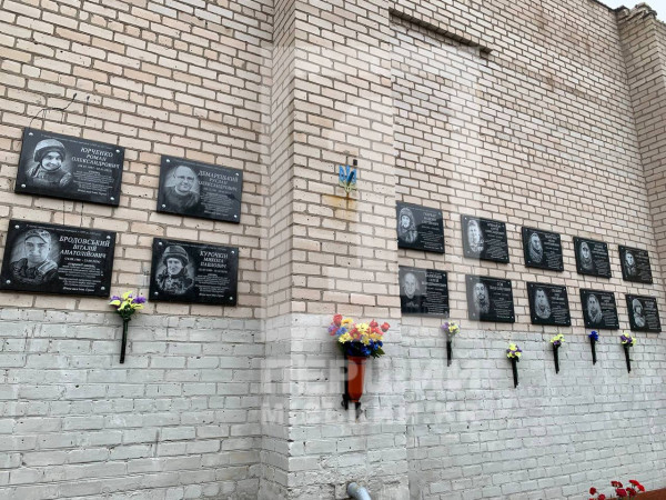 У Кривому Розі відновили меморіальні дошки Героїв, а вандалів розшукує поліція1