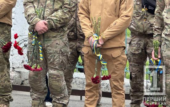 Україна втрачає свій цвіт нації: у криворізьких навчальних закладах вшанували пам'ять Сергія Цимбалюка та Дениса Тарівердієва