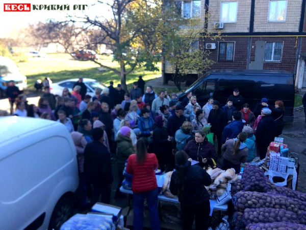 Видача продуктів та мішків картоплі благодійниками в Кривому Розі