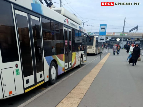 Кінцева зупинка громадського транспорту на Привокзальній площі в Кривому Розі