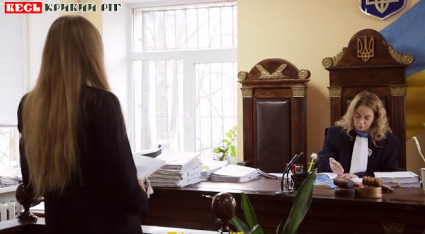 Юристка міськради в Кривому Розі в суді у справі по розкраданням на похованнях військових
