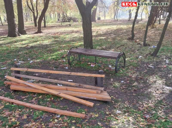 Лавочки потрощили вандали в парку на вул. Калнишевського в Кривому Розі
