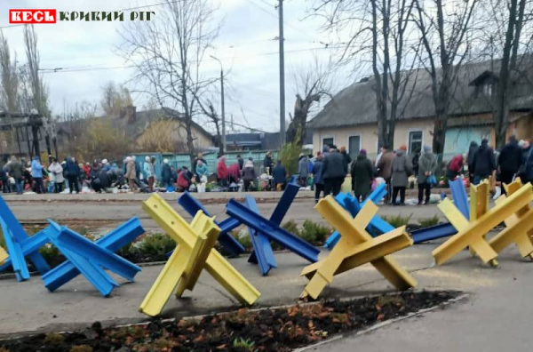 Протитанковими їжаками заставлено привокзальну площу в Кривому Розі